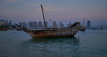 katara elfte traditionella dhow-festival i doha qatar solnedgångsbild som visar dhows med qatars flagga i arabiska viken foto