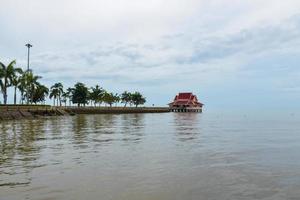 arkitektur mitt i en sjö i phatthalung foto