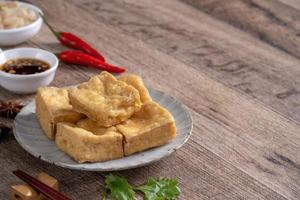 friterad illaluktande tofu med inlagd kål street food i taiwan. foto