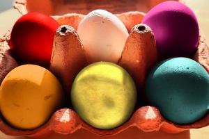 selektiv fokusvy på en låda med ägg i olika färger foto