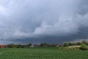 stora molnformationer före en storm foto