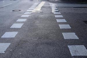 olika skyltar och markeringar målade på asfalten av gator och vägar. foto
