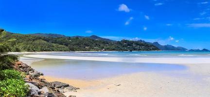 fantastisk högupplöst strandpanorama taget på paradisöarna Seychellerna foto