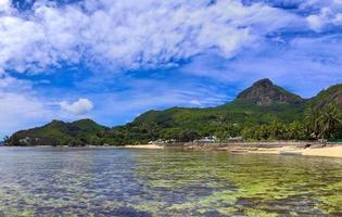 fantastisk högupplöst strandpanorama taget på paradisöarna Seychellerna foto