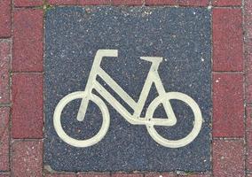 målade cykelskyltar på asfalt som finns på stadens gator i Tyskland. foto