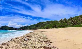 fantastisk högupplöst strandpanorama taget på paradisöarna Seychellerna foto