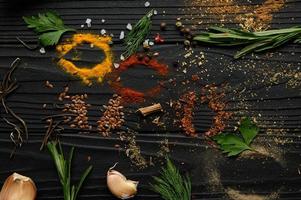 färgglada olika örter och kryddor för matlagning på mörk trä rustik bakgrund foto