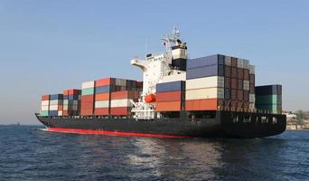 containerfartyg som fraktar gods foto