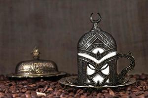 rostade kaffebönor och turkiskt kaffe foto
