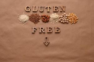 glutenfri text och glutenfria produkter på brun bakgrund foto