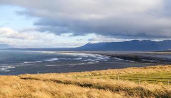 svart sandstrand på Island foto