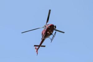 helikopter som flyger över staden foto