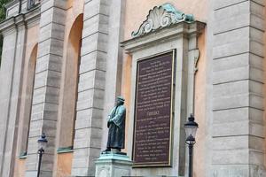 staty av författaren olaus petri i storkyrkan, stockholm foto