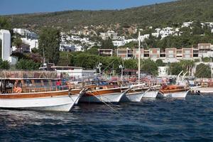 båtar i bodrum stad foto