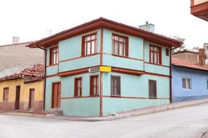 gammal byggnad i staden eskisehir foto