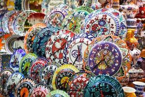 turkisk keramik i kryddbasaren foto
