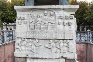 basen av theodosius obelisken foto