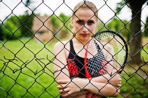 vacker sport kvinna tennisspelare med racket i sportkläder kostym. foto