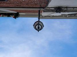 Bottom-up-bild av en gatlykta i Brugge i Belgien. foto