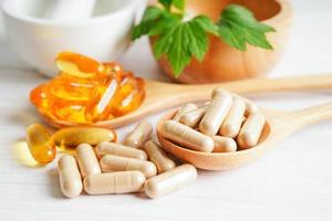 alternativ medicin ört organisk kapsel med vitamin e omega 3 fiskolja, mineral, läkemedel med örter blad naturliga kosttillskott för ett hälsosamt gott liv. foto