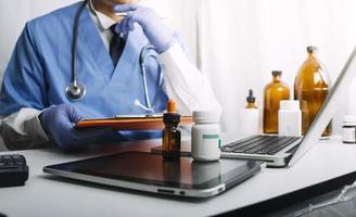 dubbel exponering av teknologisk hälsovård och medicinkoncept. två läkare som använder digital surfplatta och moderna virtuella skärmgränssnittsikoner panoramabanner, suddig bakgrund. foto