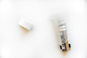 sprayflaska för astmatiker och allergiker på vit bakgrund foto