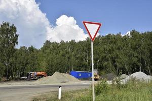 stormigt landskap och vägbyggen. ge vika tecken. foto