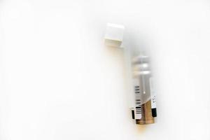 sprayflaska för astmatiker och allergiker på vit bakgrund foto
