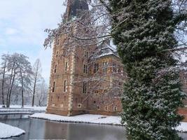 vintertid på ett slott i tyskland foto