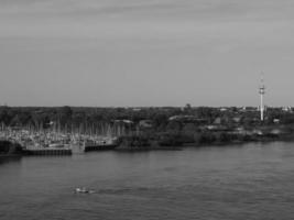 hamburg vid floden elbe i tyskland foto