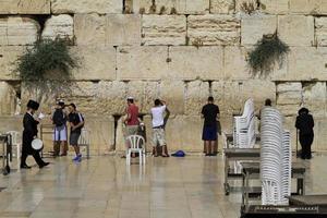 jerusalem, Israel - 13 september 2019 - män samlas vid klagomuren i jerusalem för en bön på morgonen. foto