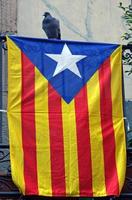 Kataloniens flagga hänger från en balkong i barcelona foto