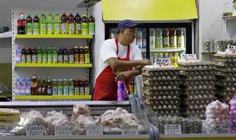 almaty, kazakstan - 24 augusti 2019 - säljare i sin butik på den gröna basaren i almaty, kazakstan foto