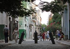 Havanna, Kuba - 2 juli 2019 - gamla kanoner som används som pollare i gamla stan i Havanna, Kuba. foto