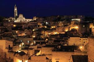 milluminerade byggnader i Matera, Italien, på natten foto