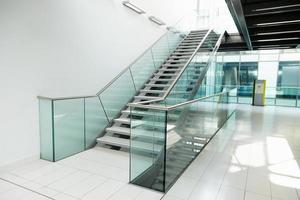 trappa i modern kontorsbyggnad foto