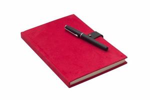 tom röd inbunden anteckningsbok med penna isolerad foto