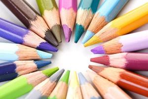 regnbågefärgade pennor - närbild