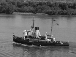 hamburg vid floden elbe i tyskland foto