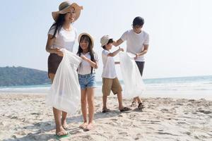 asiatisk familj går på stranden med barn glad semester koncept foto