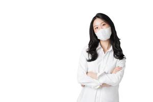 ung asiatisk kvinna bär hygienisk mask för att förhindra infektion corona virus luftföroreningar pm2.5 in isolerad på vit bakgrund foto