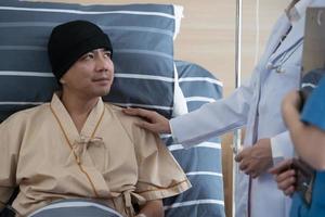 asiatisk man behandlades för cancerkemoterapi med sin fru uppmuntrande. foto