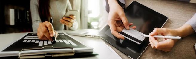 affärsman som använder kreditkort och kalkylator för att handla online, selektivt fokus. foto