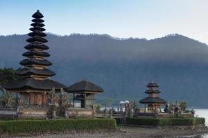 pura ulun danu-templet vid sjön beratan. bali foto