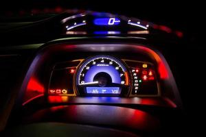 modern instrumentpanel för bilinstrument och digital hastighetsmätare nattetid foto