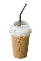 iced cappuccino kaffe med sugrör i plastkopp isolerad på vit bakgrund. selektiv fokusering. foto