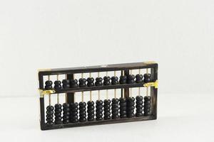 vintage abacus, swipoa eller sempoa gjord av trä. traditionell kinesisk kalkylator foto