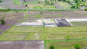 Flygfoto över gröna fält och jordbruksmarker på landsbygden i Thailand foto