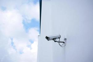 CCTV-säkerhetskamera som fungerar utomhus foto