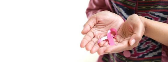 händer som håller rosa band, bröstcancer medvetenhet, oktober rosa koncept foto